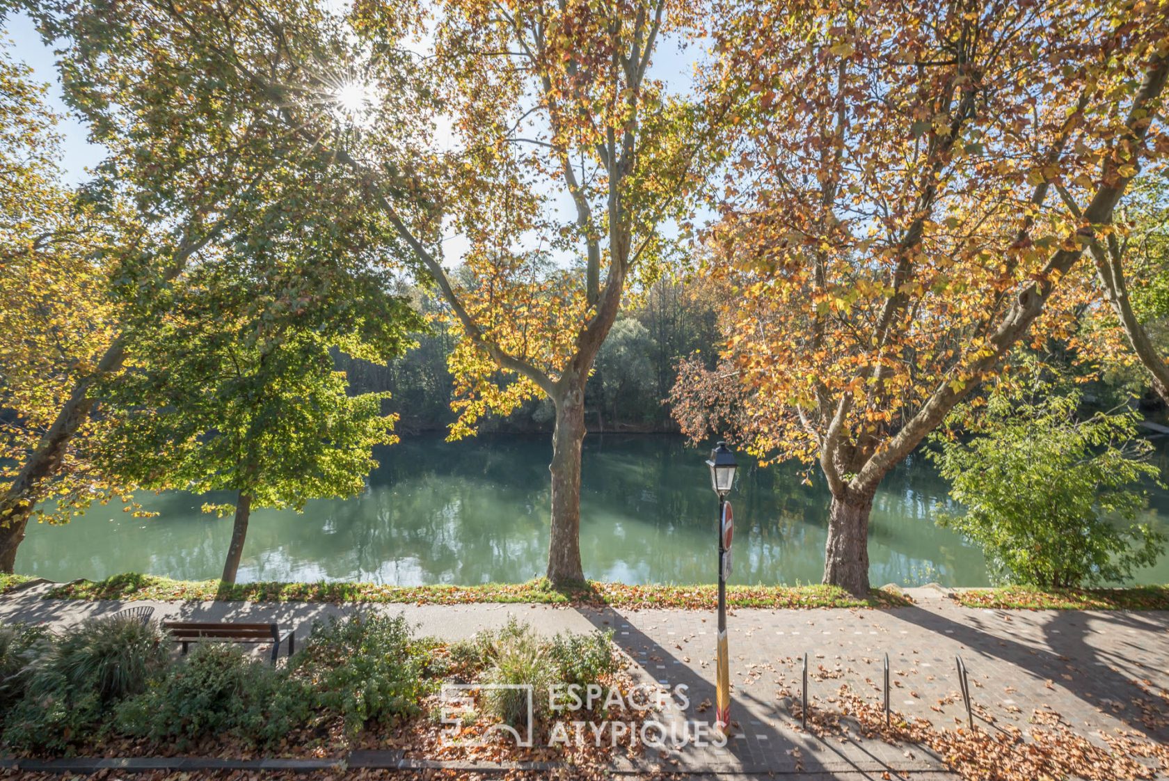 Bohemian chic longère on the banks of the Marne