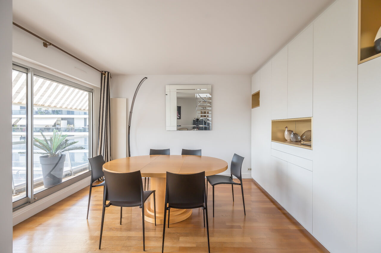 Roof top duplex with panoramic view