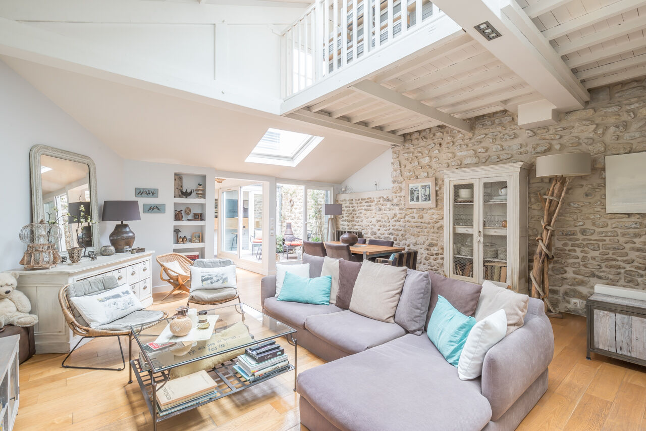 Former painting workshop transformed into a loft with patio and terrace