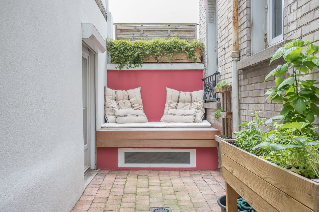 Former painting workshop transformed into a loft with patio and terrace