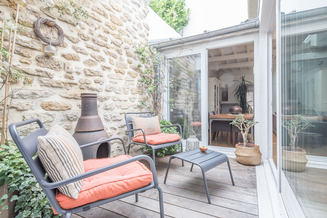 Former painting workshop transformed into a loft with patio and terrace