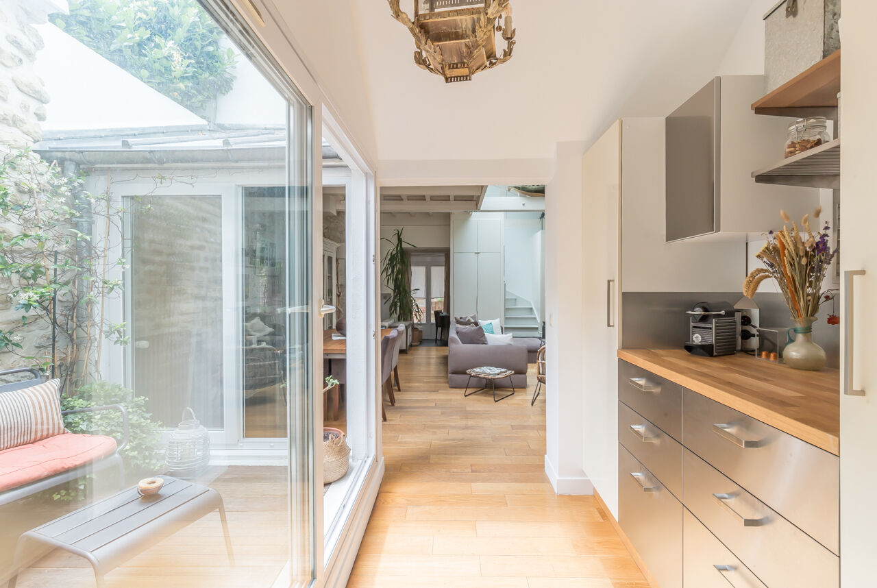 Former painting workshop transformed into a loft with patio and terrace