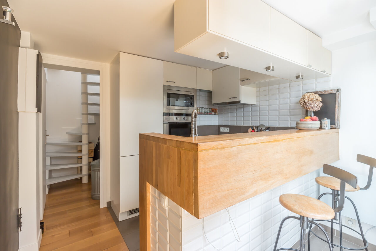 Former painting workshop transformed into a loft with patio and terrace