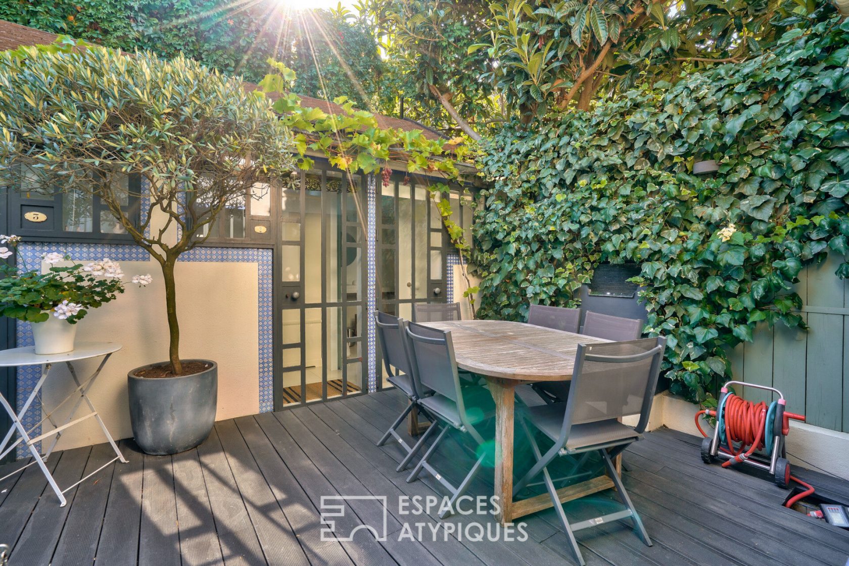Former artist’s house with terrace, patio and independent studio