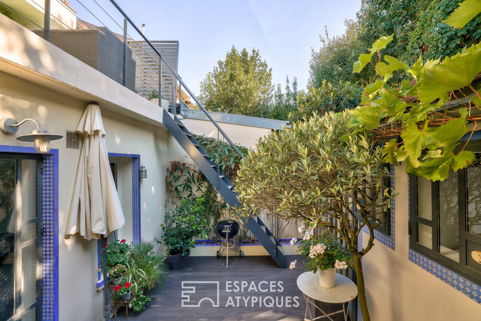 Former artist’s house with terrace, patio and independent studio