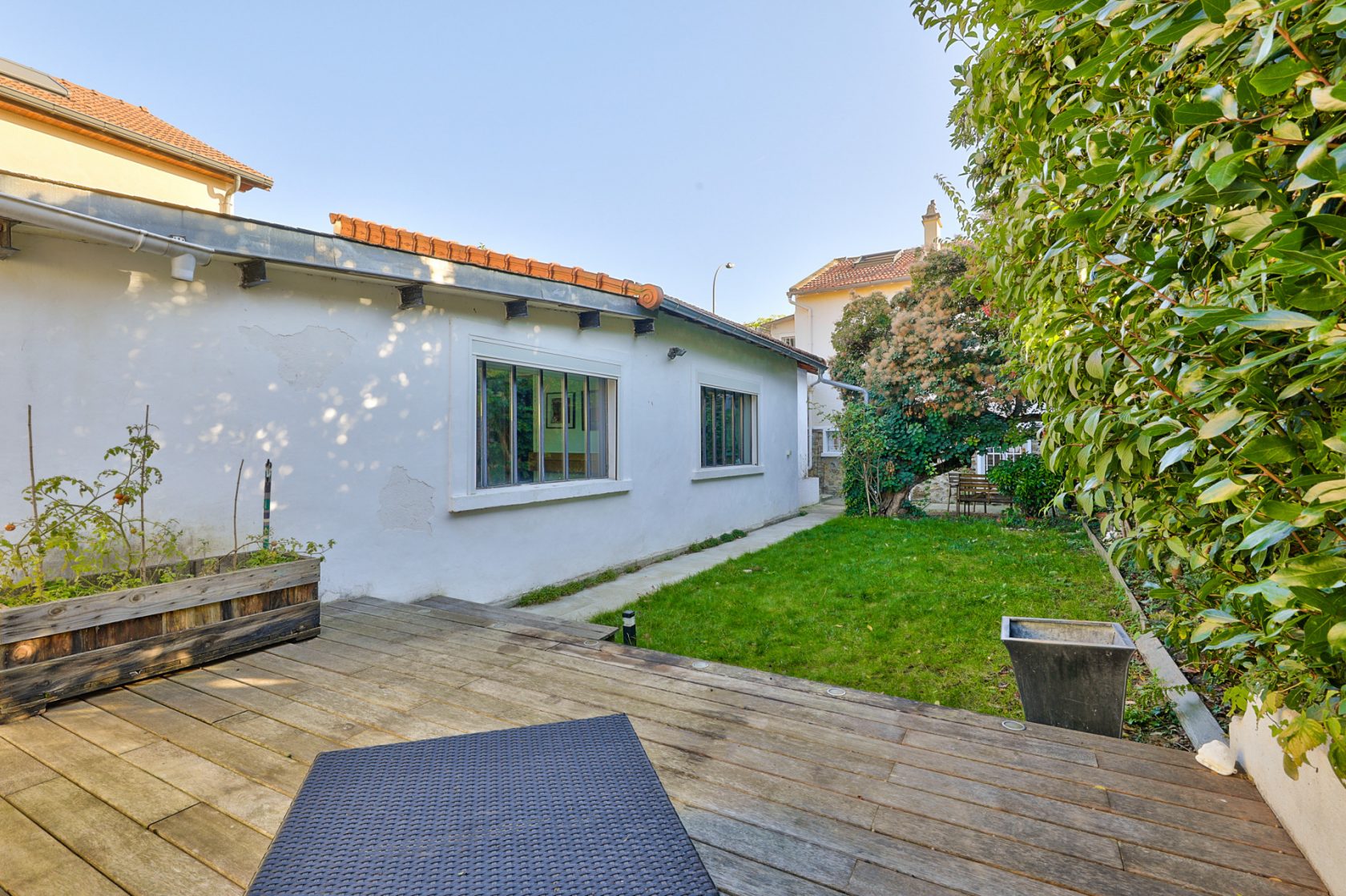 Townhouse with outbuilding, terrace and garden