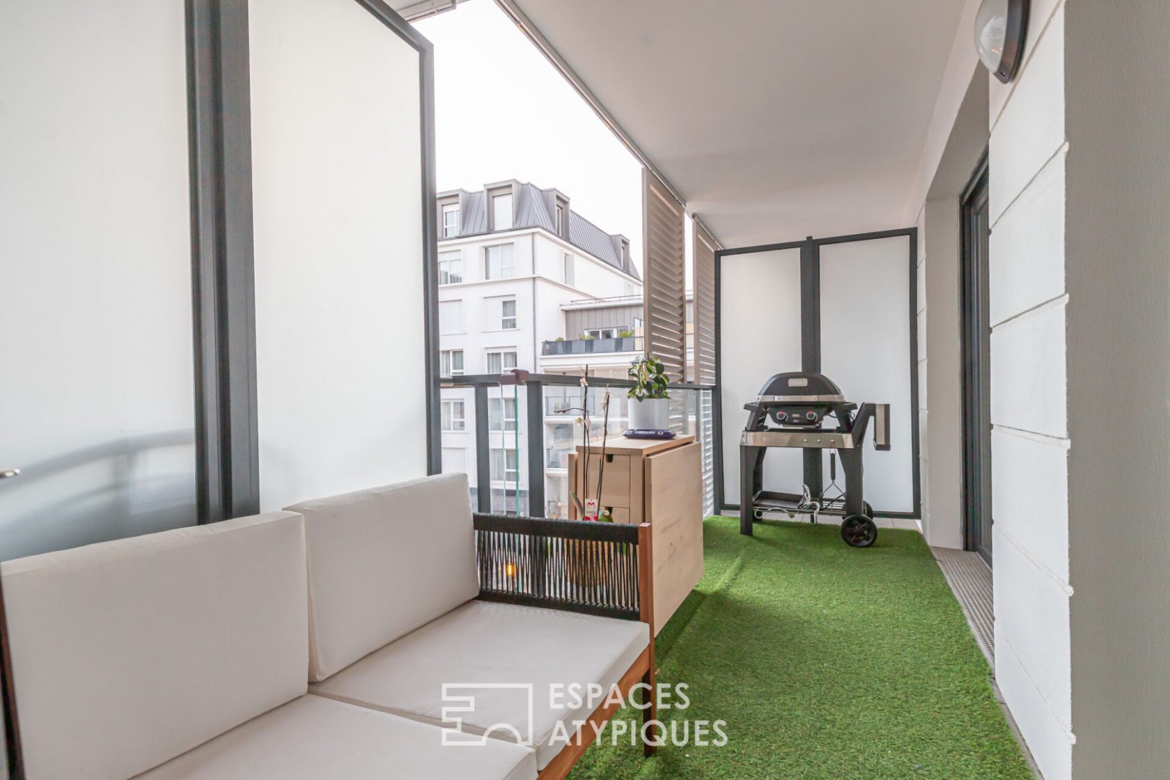 Apartment with balcony at the foot of the metro