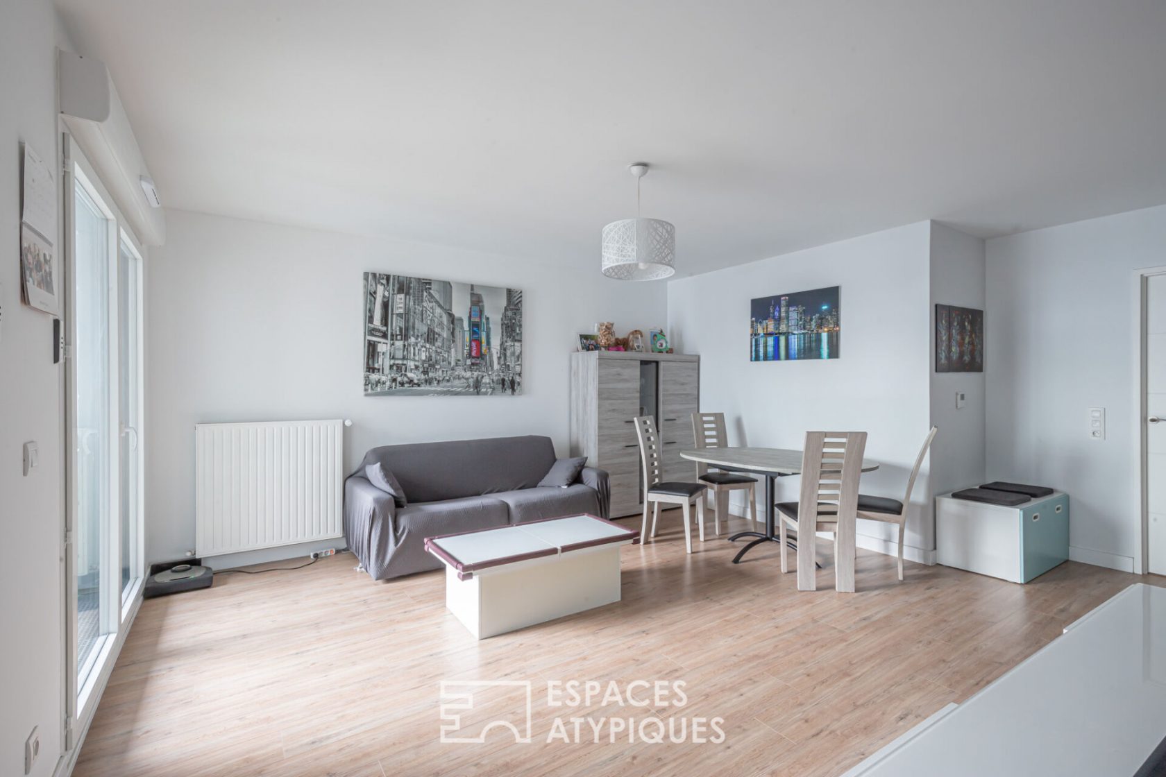 Apartment with balcony at the foot of the metro