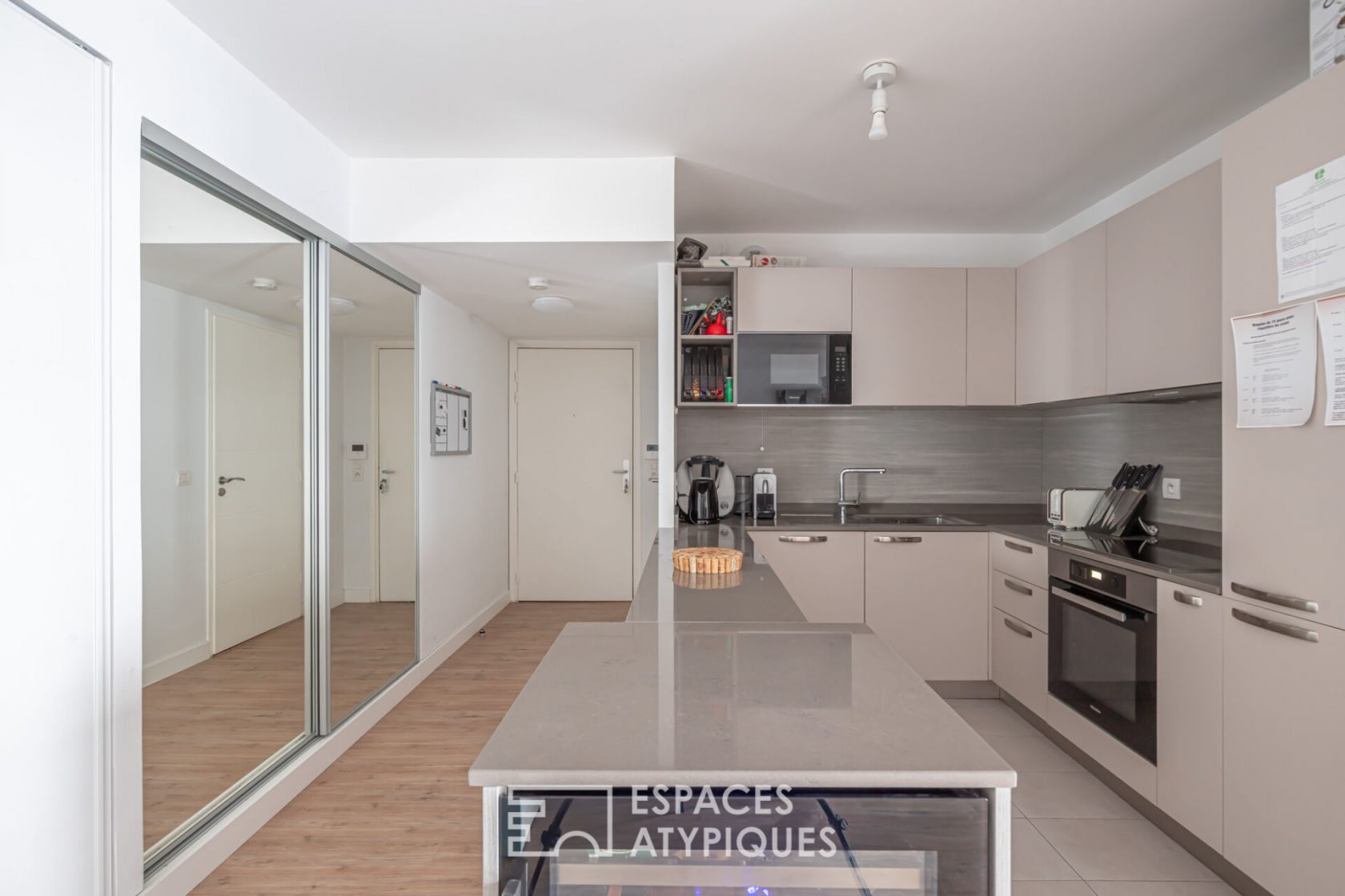 Apartment with balcony at the foot of the metro