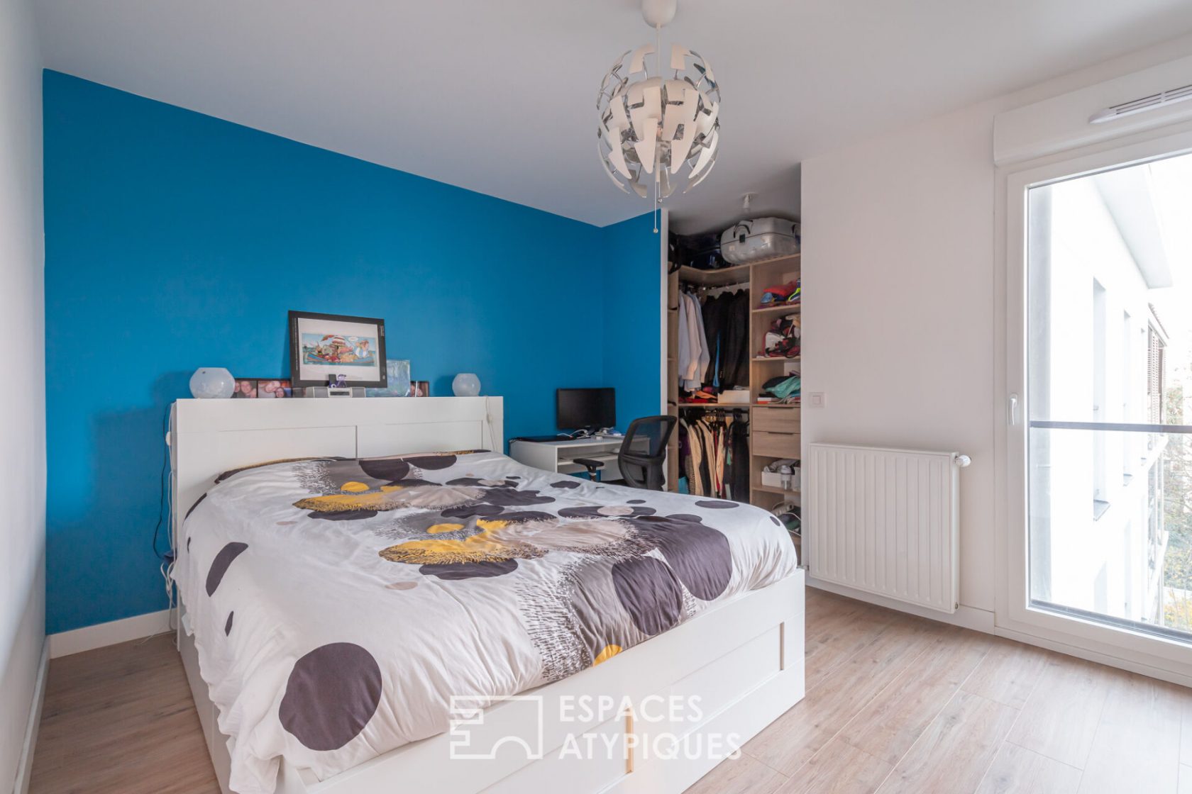 Apartment with balcony at the foot of the metro