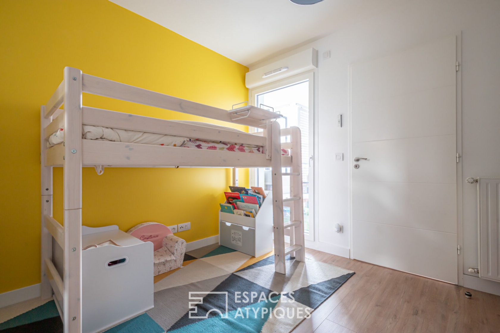 Apartment with balcony at the foot of the metro
