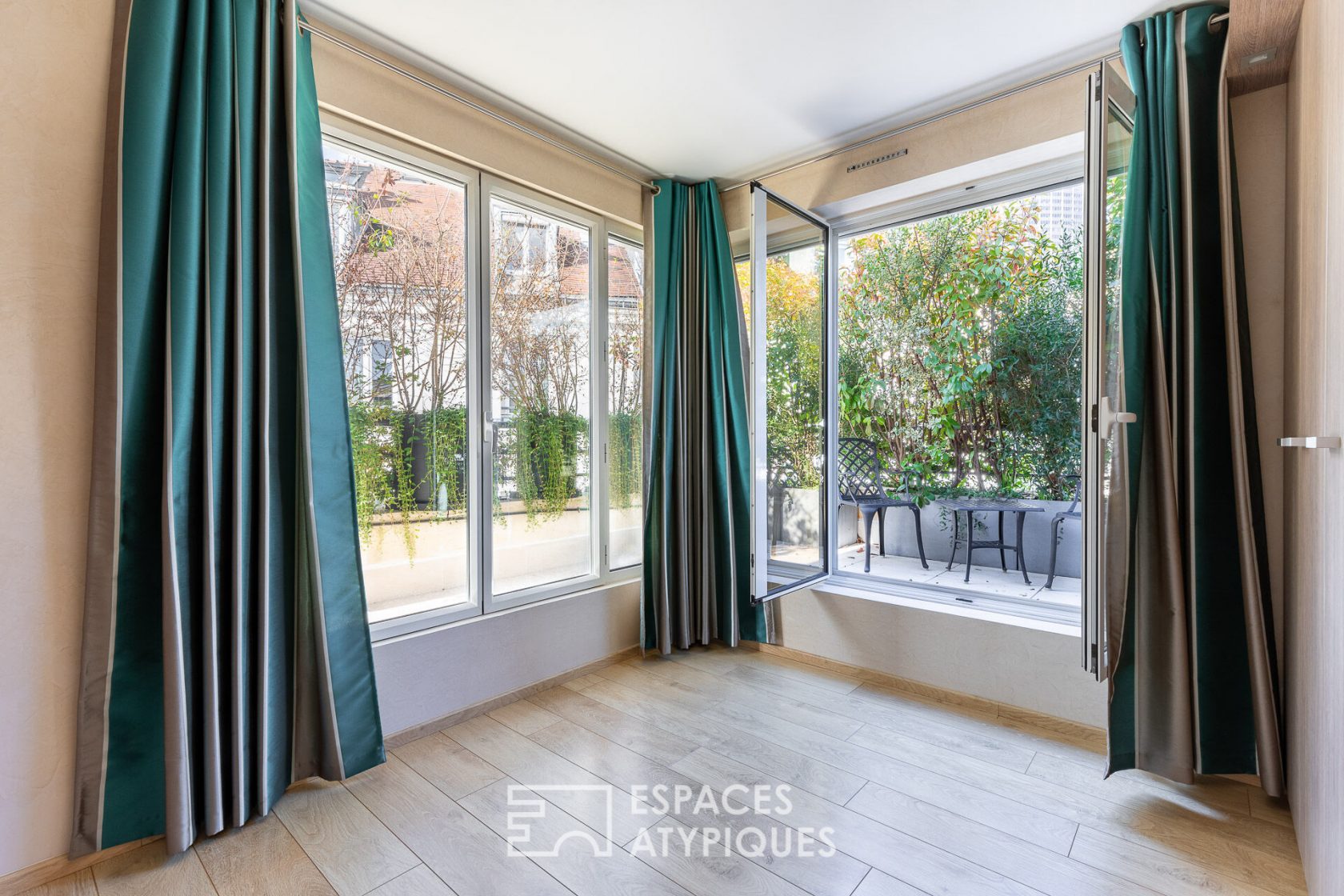 Top floor apartment with terrace near Montparnasse