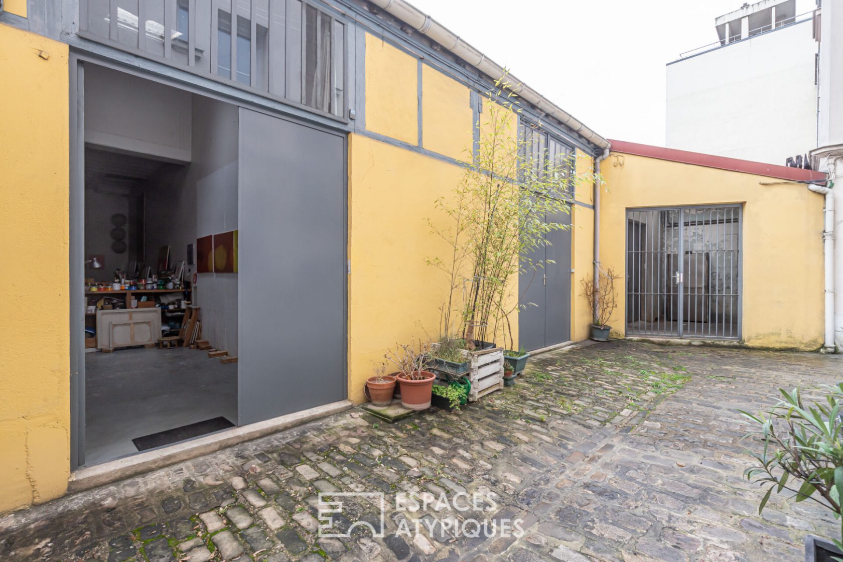 Artist’s studio with exceptional volumes