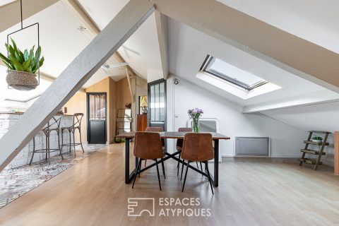 Top floor crossing with exposed beams
