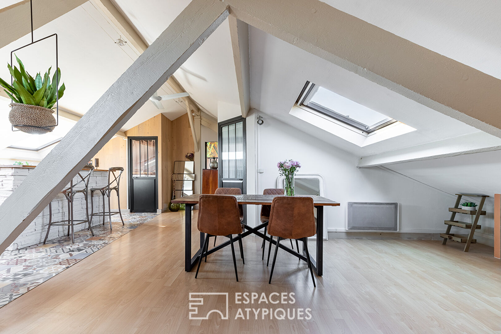 Top floor crossing with exposed beams