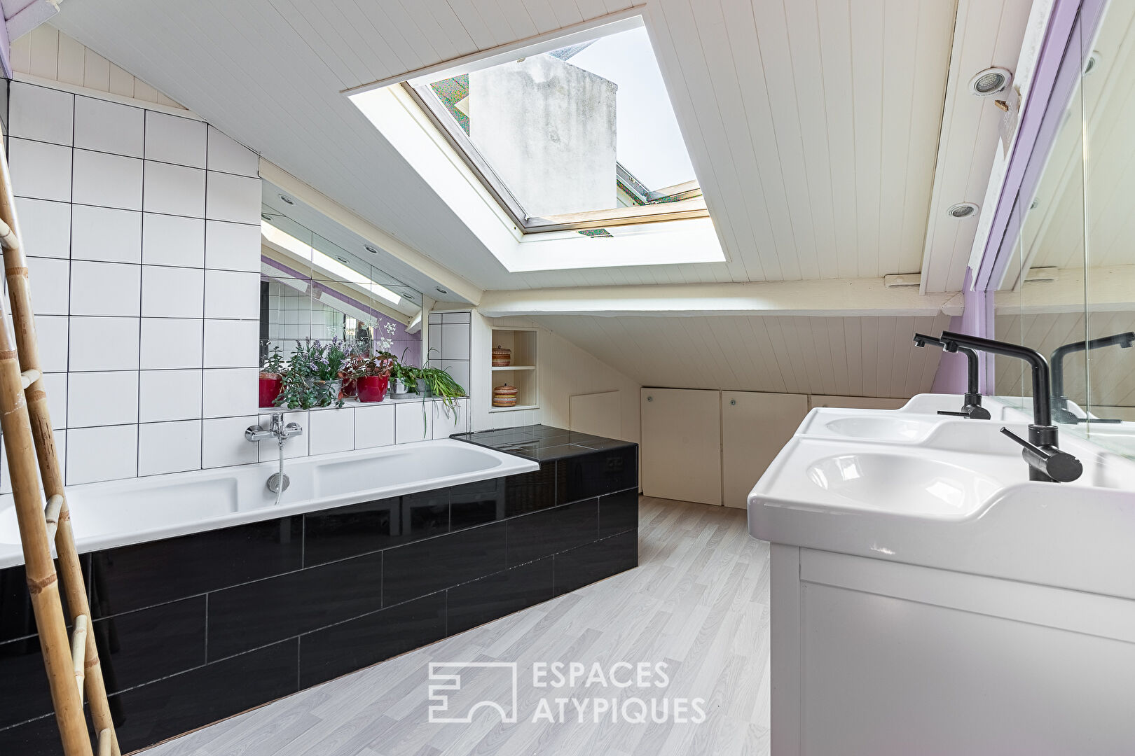 Top floor crossing with exposed beams