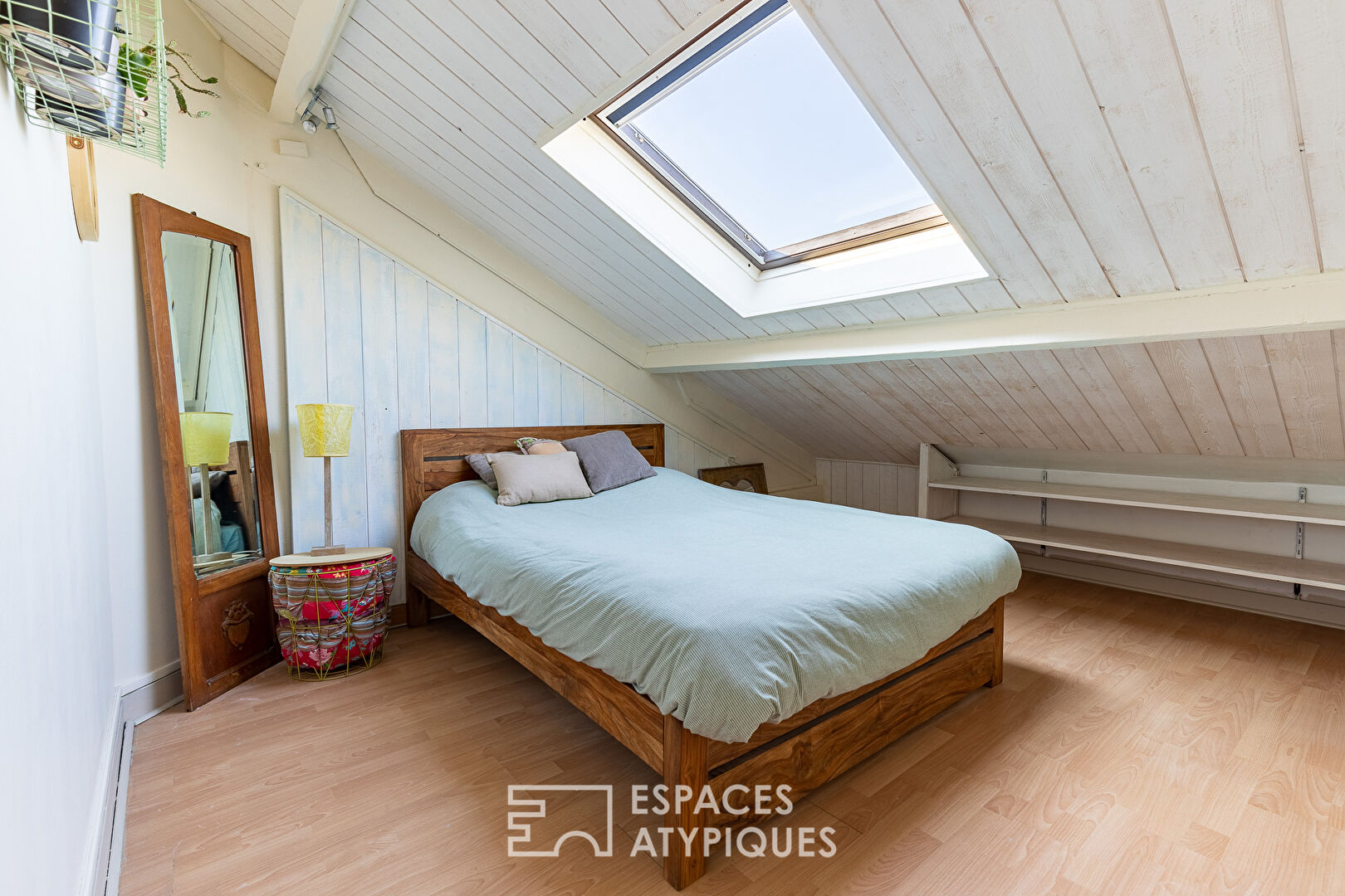 Top floor crossing with exposed beams