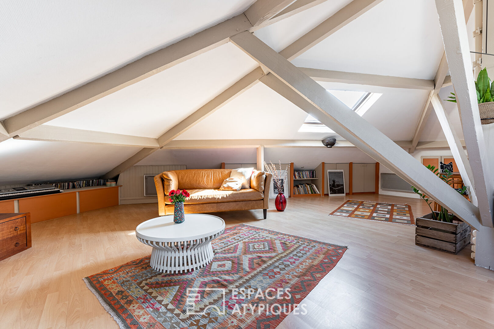 Top floor crossing with exposed beams