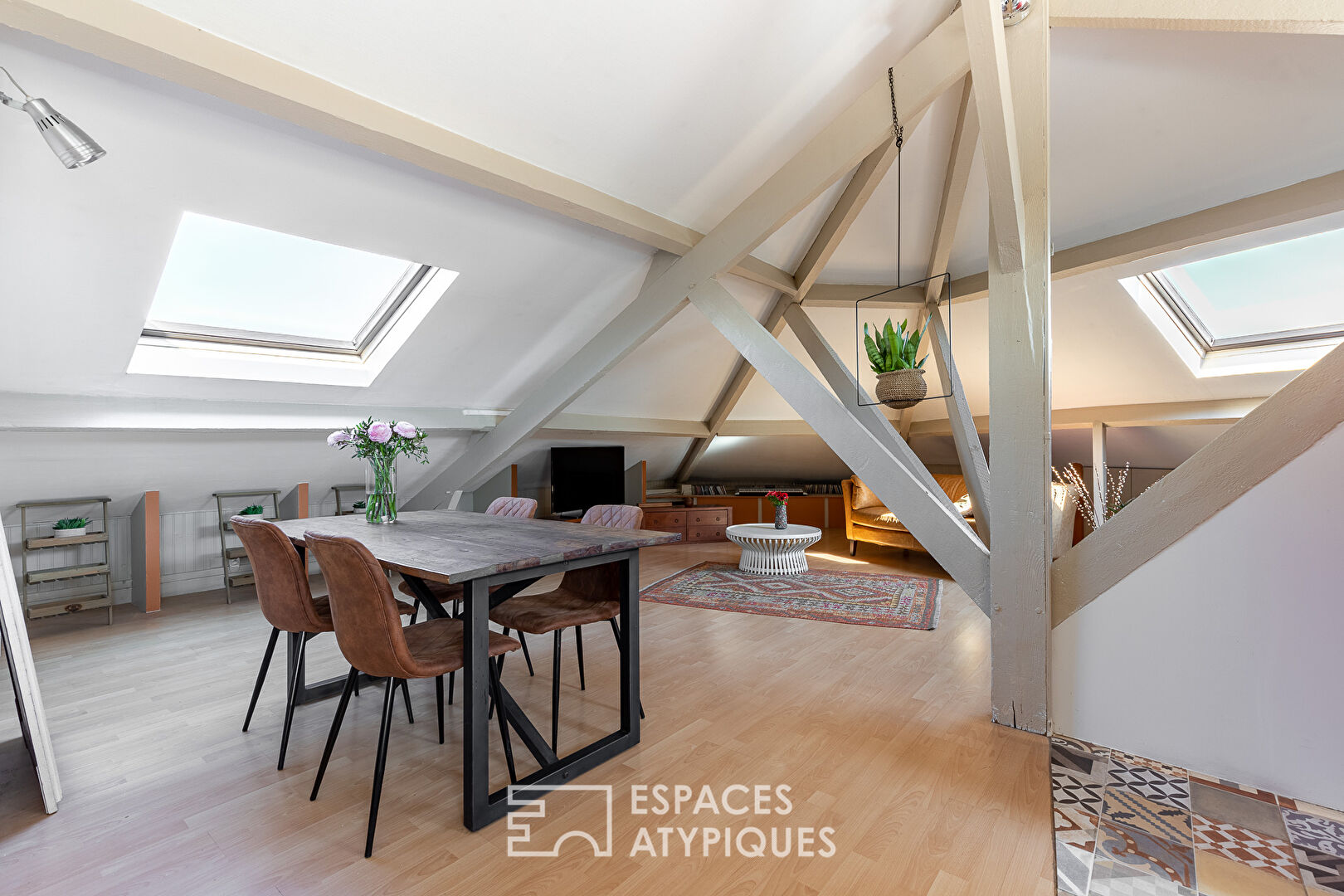 Top floor crossing with exposed beams