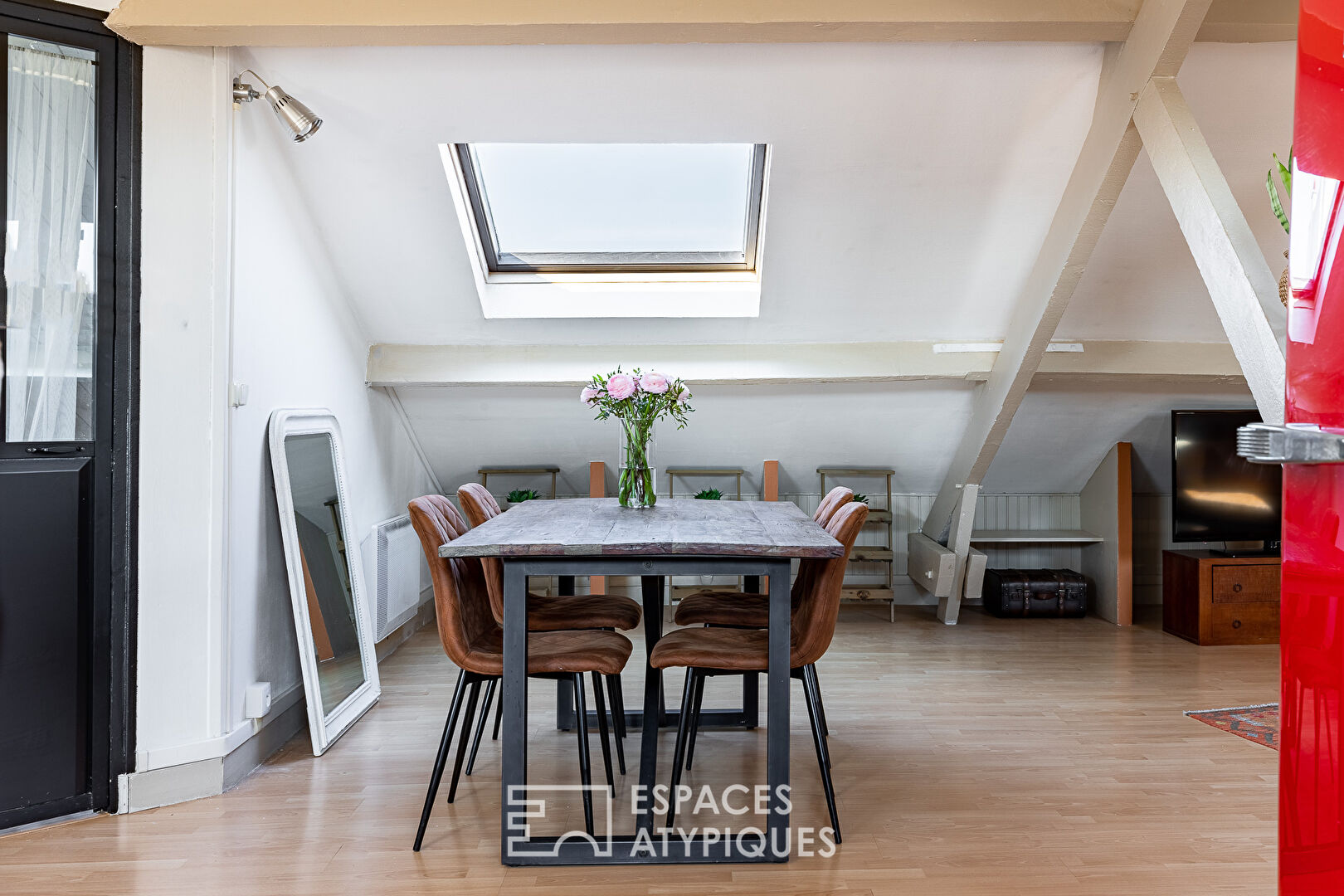 Top floor crossing with exposed beams