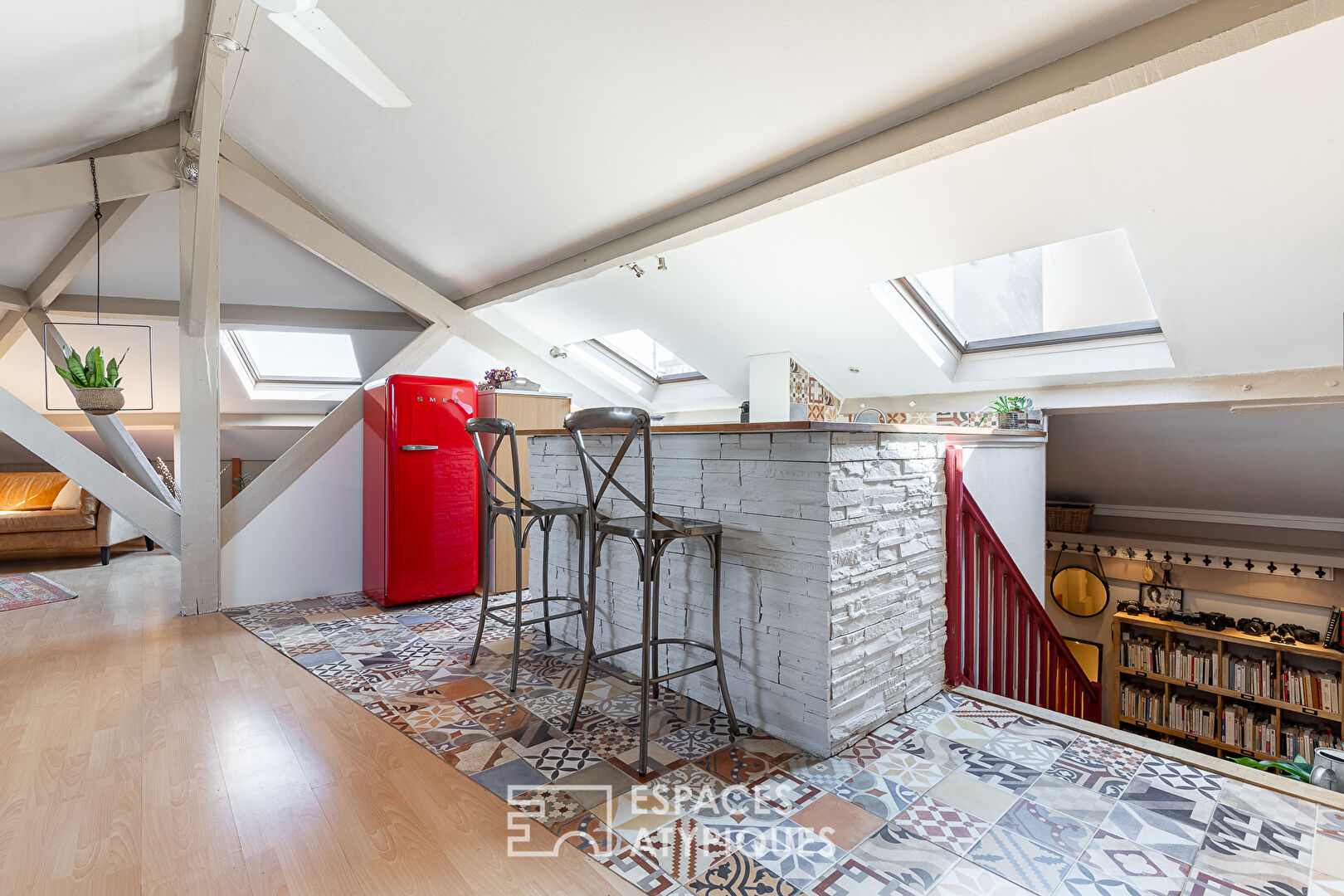 Top floor crossing with exposed beams