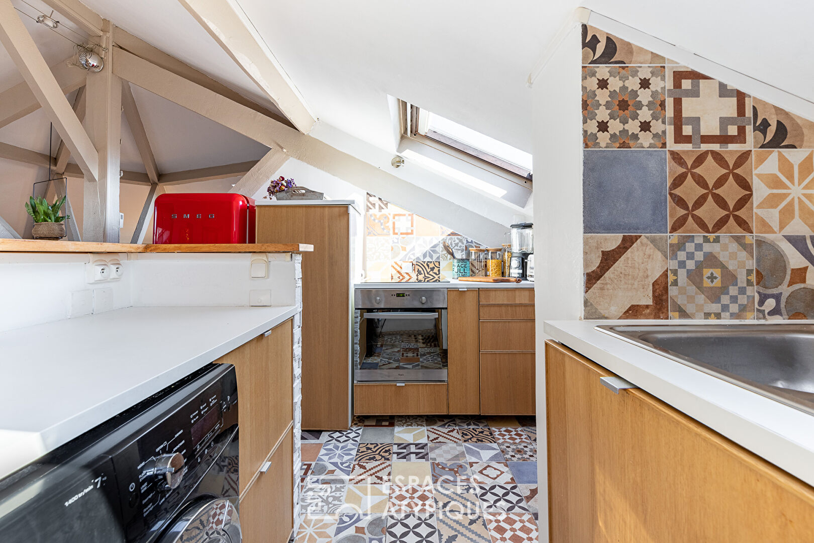 Top floor crossing with exposed beams