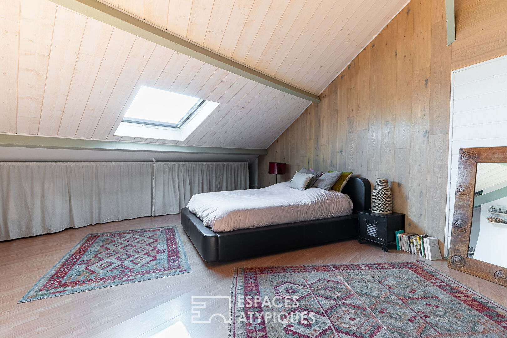 Top floor crossing with exposed beams