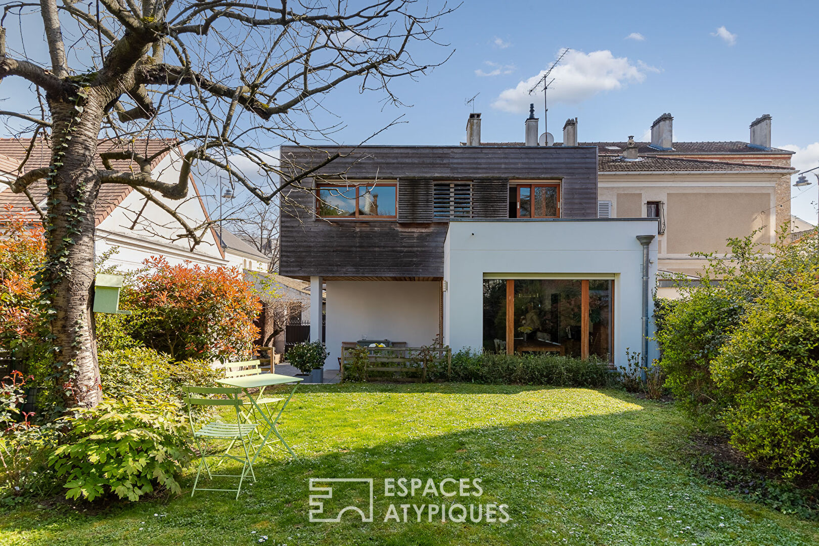 ownhouse with contemporary notes