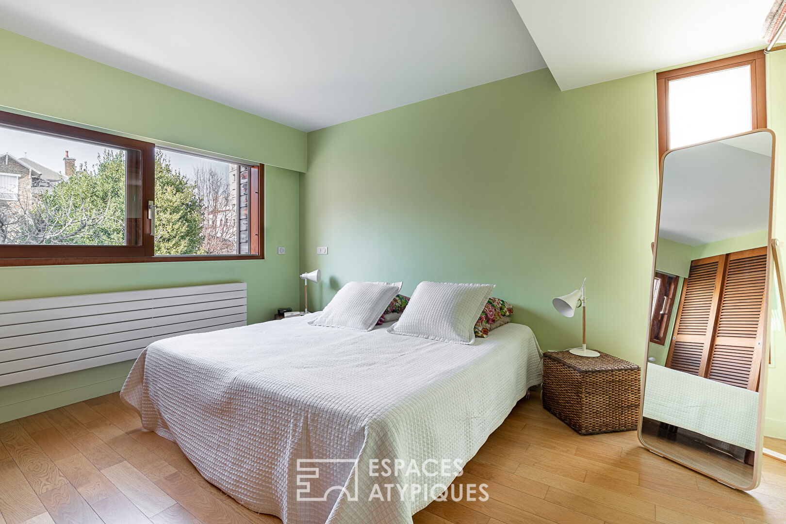 ownhouse with contemporary notes