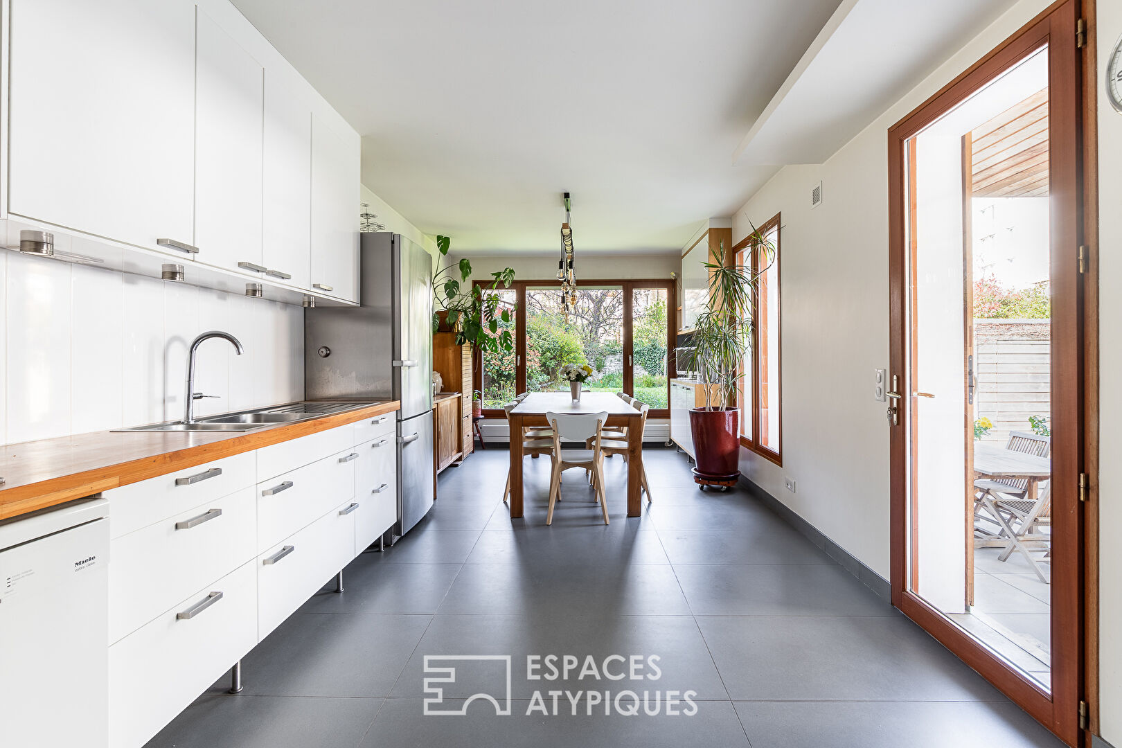 ownhouse with contemporary notes