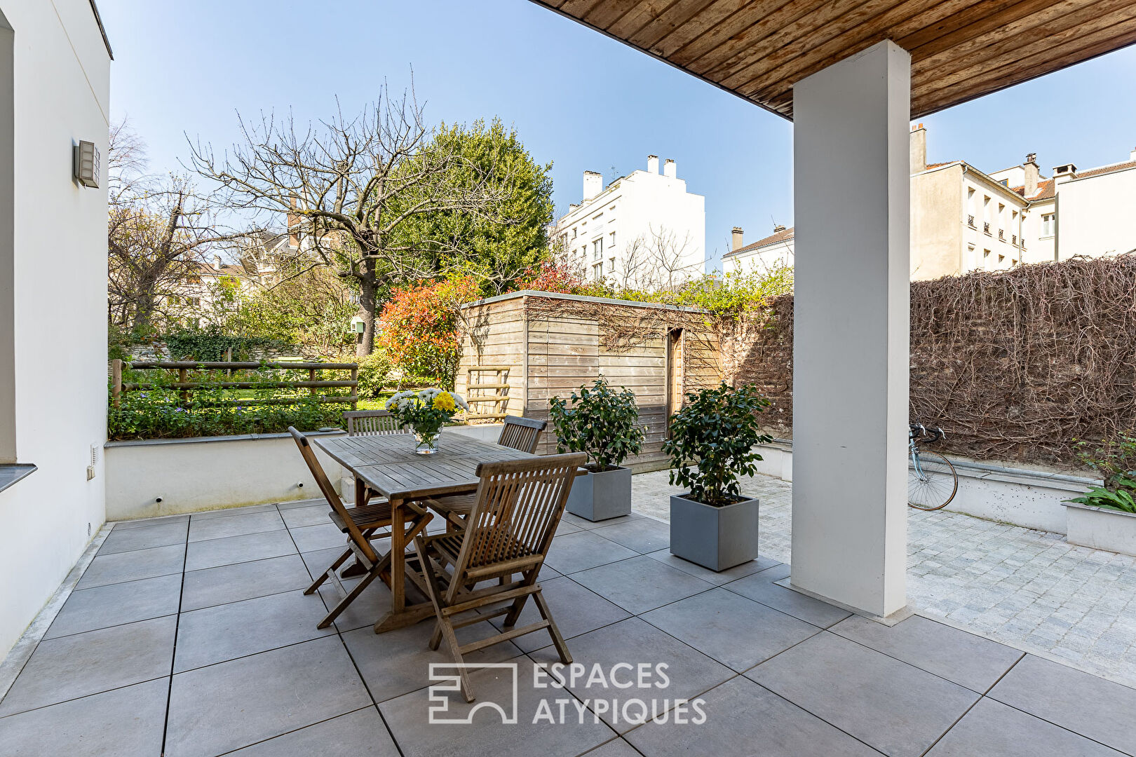 ownhouse with contemporary notes