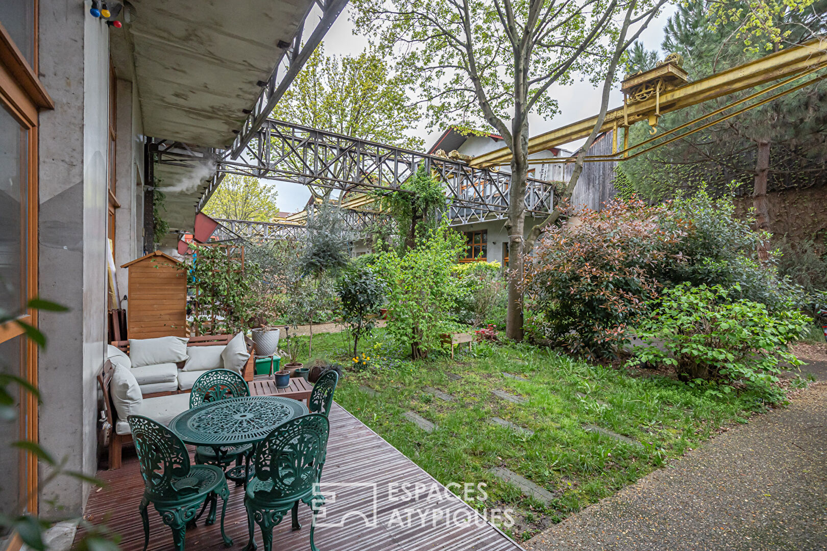 Duplex crossing with garden in a Bertheau factory