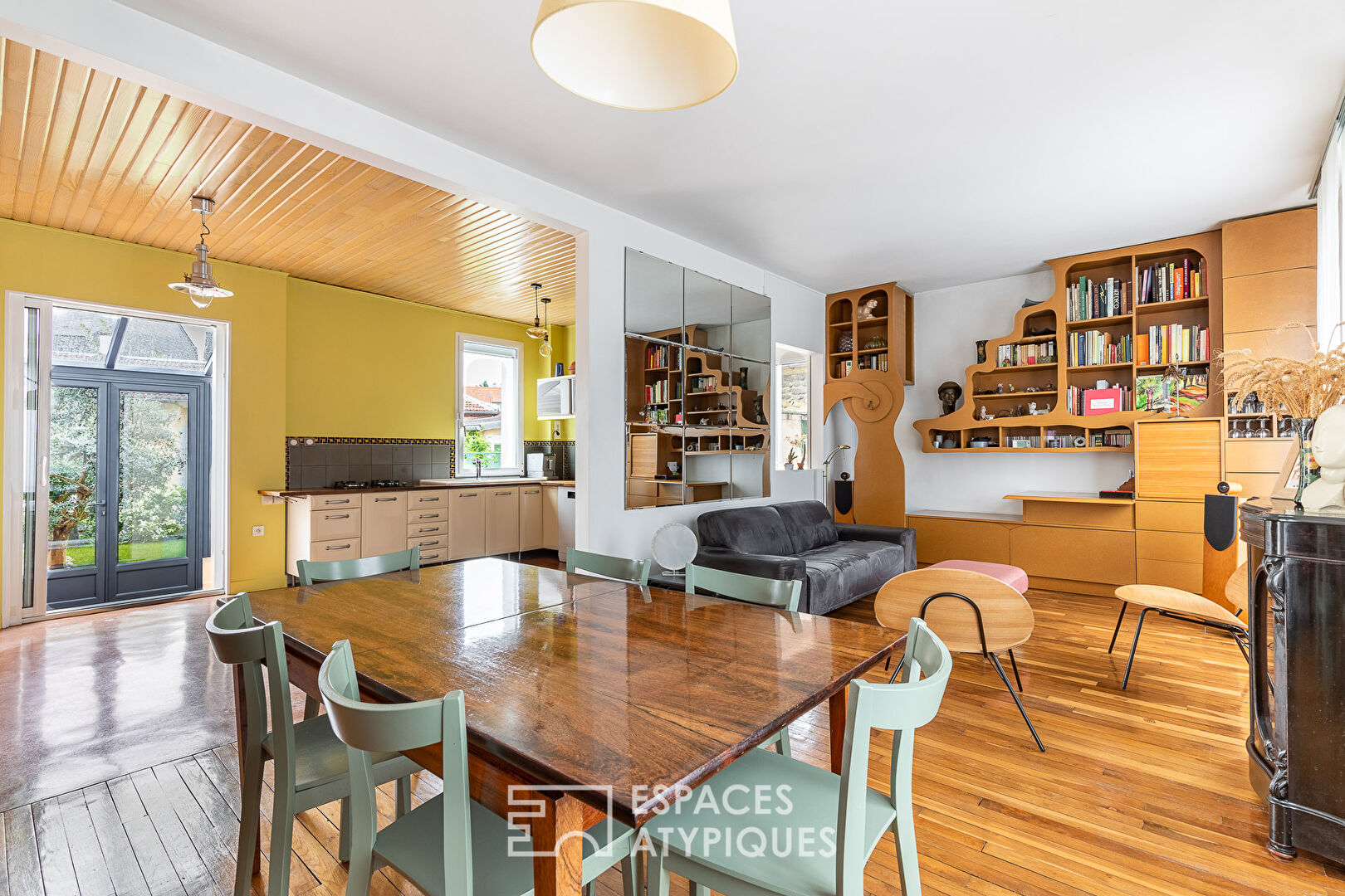 House revisited by architect with garden, terrace and outbuilding