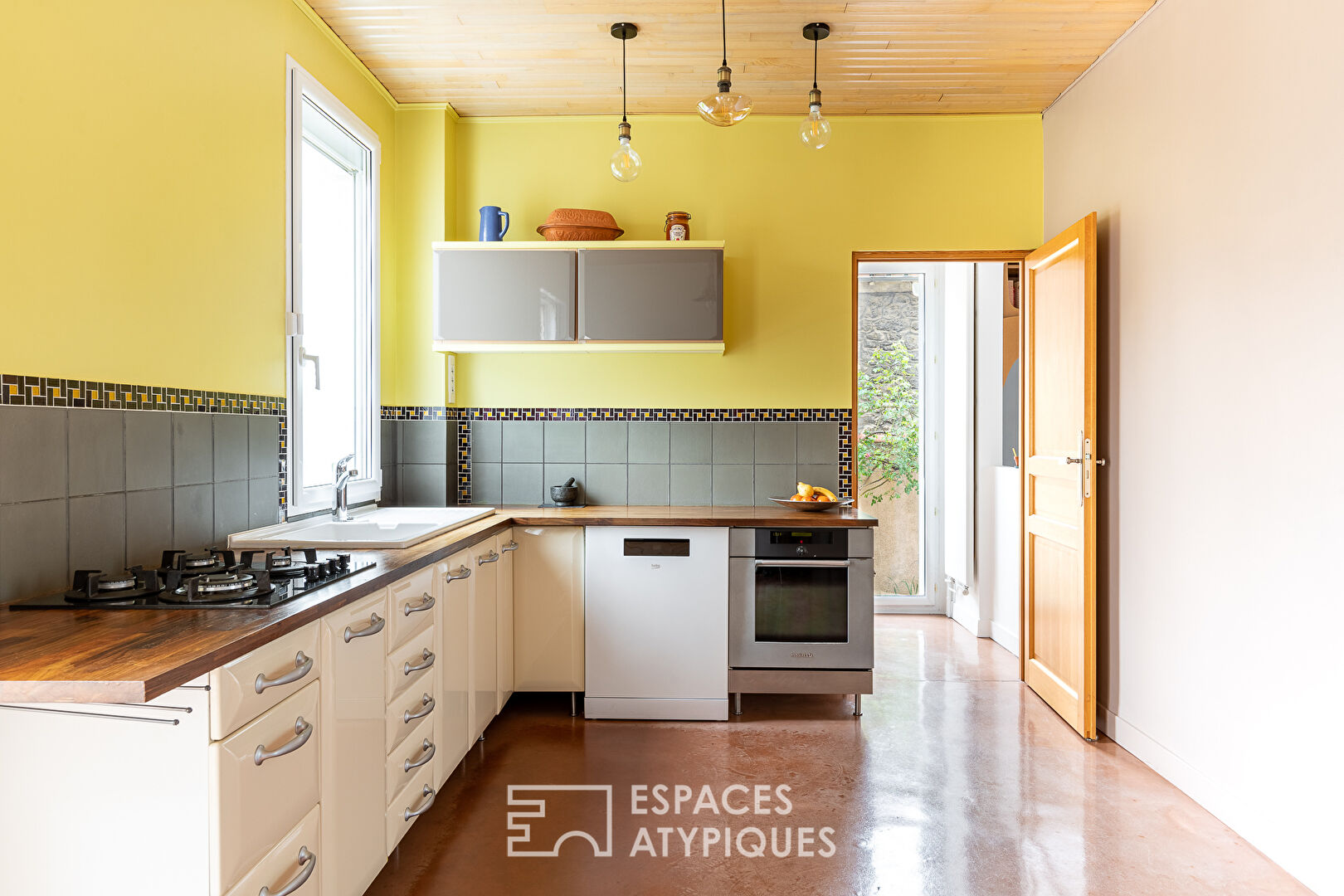 House revisited by architect with garden, terrace and outbuilding