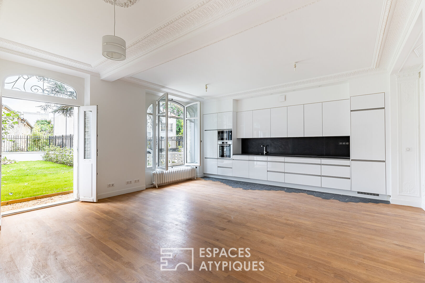 Contemporary apartment with garden in the heart of town