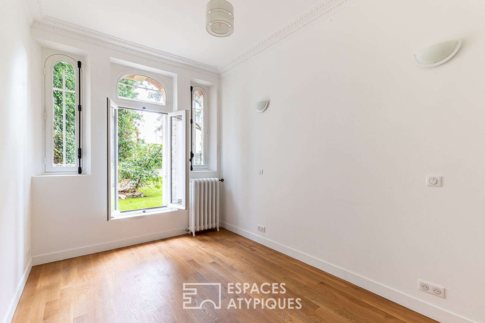 Contemporary apartment with garden in the heart of town