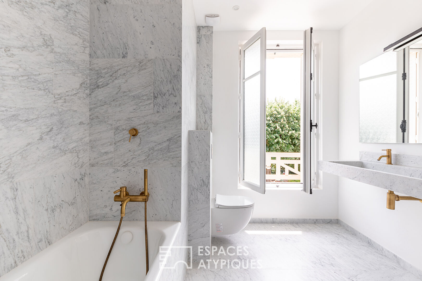 Appartement contemporain avec balcon et verrière en coeur de ville