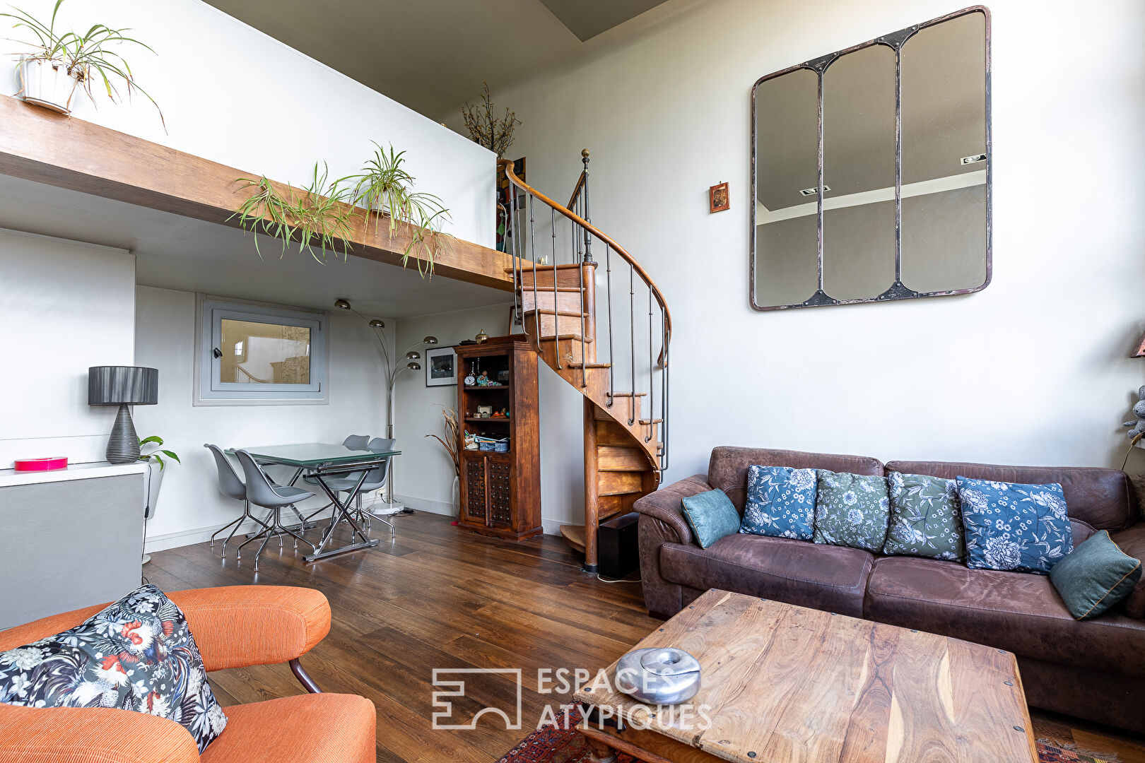 Atelier d’artiste en étage élevé à proximité de Montparnasse