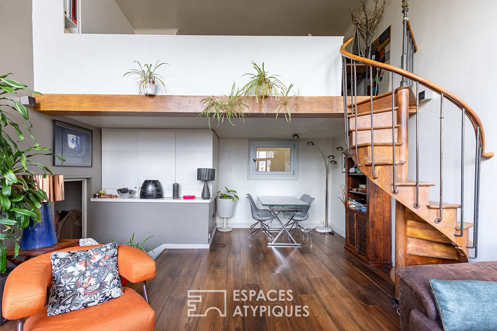 Atelier d’artiste en étage élevé à proximité de Montparnasse