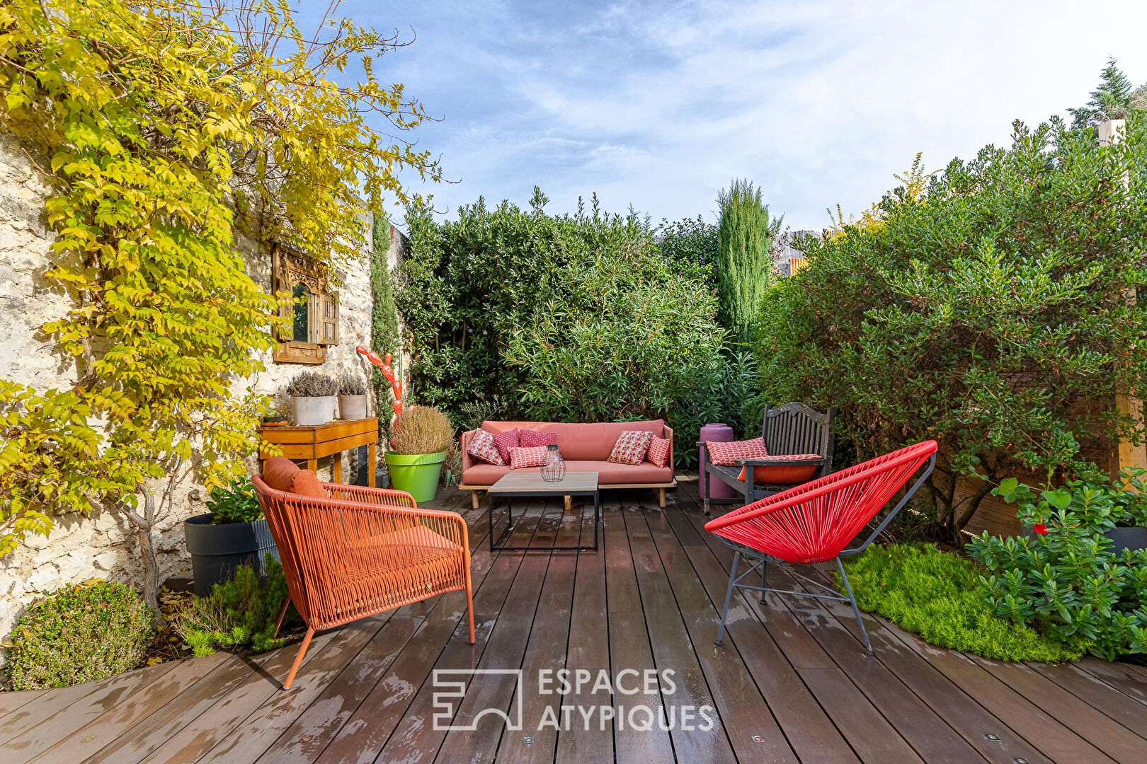 Maison d’architecte verticale avec jardin et terrasses