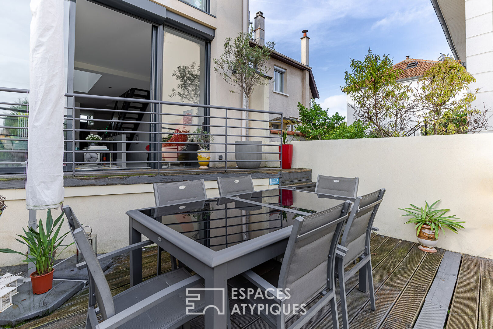 Maison d’architecte verticale avec jardin et terrasses