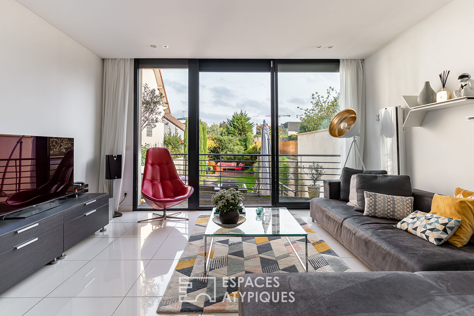 Maison d’architecte verticale avec jardin et terrasses