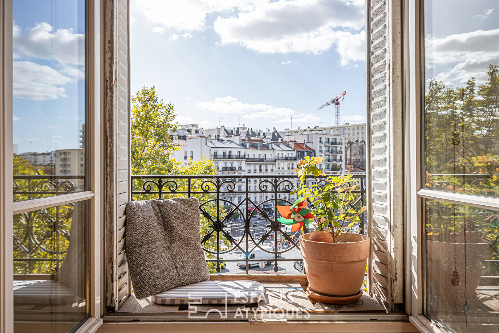 Crossing apartment with open view
