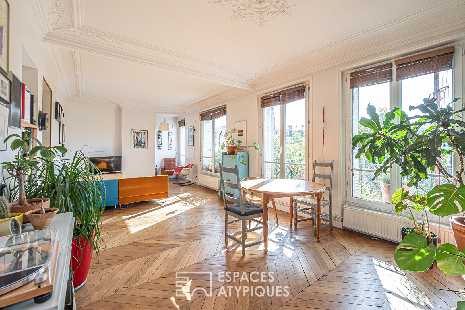 Crossing apartment with open view