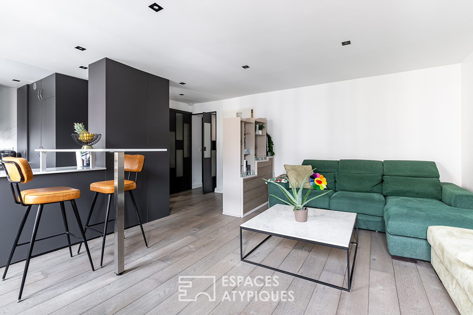 Contemporary apartment at the gates of Paris