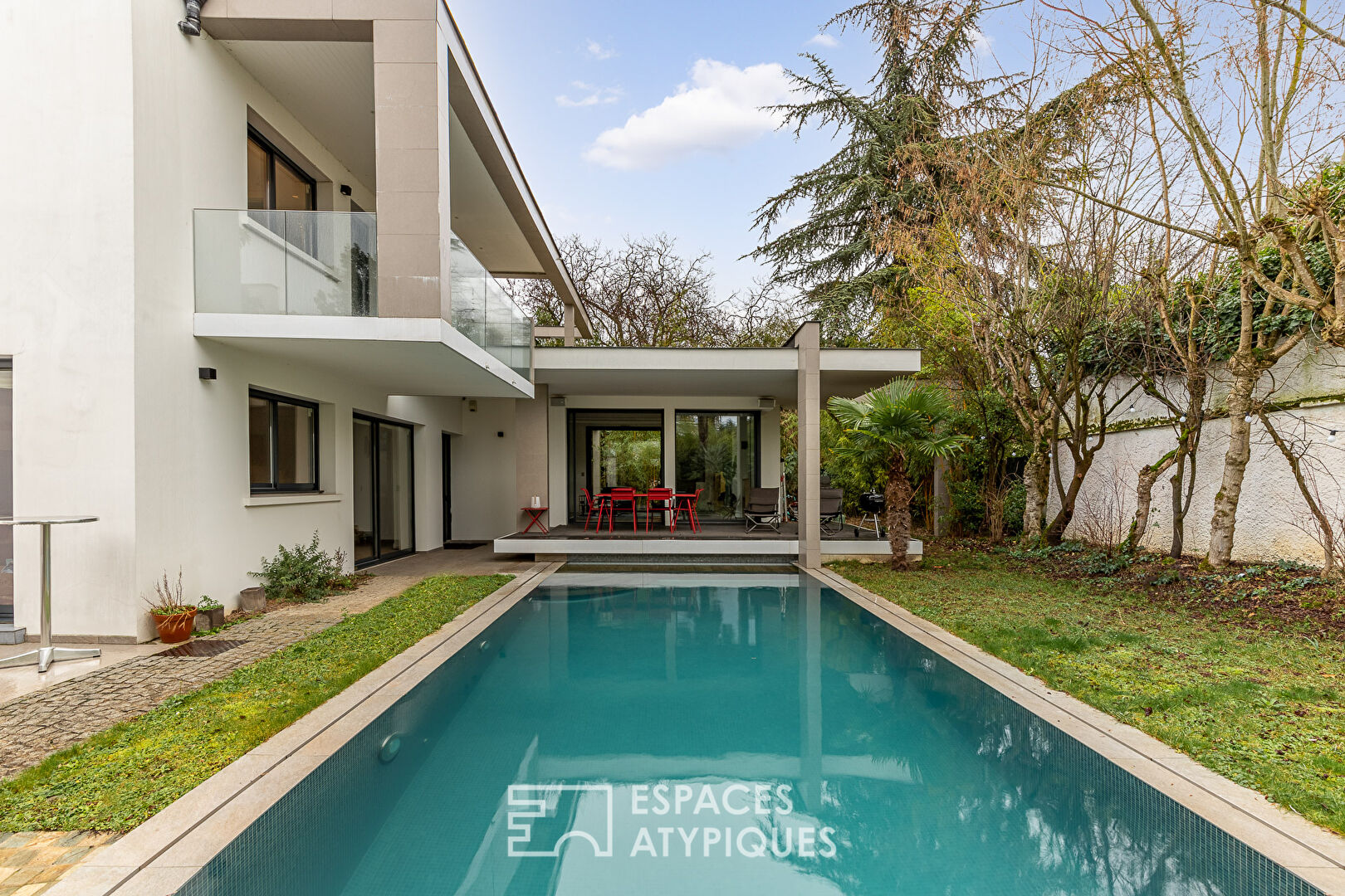 Contemporary with swimming pool in the heart of La Varenne