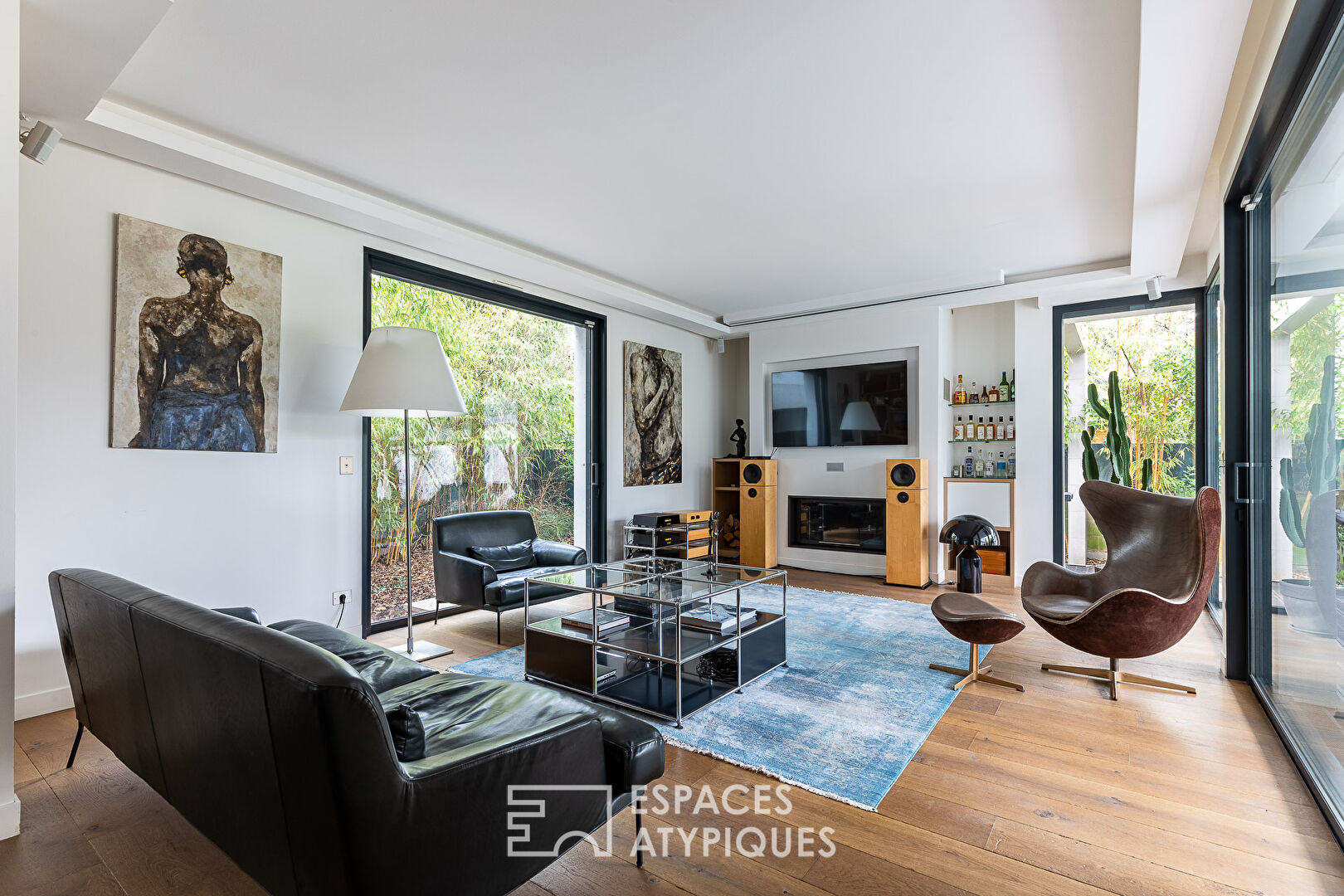 Contemporary with swimming pool in the heart of La Varenne