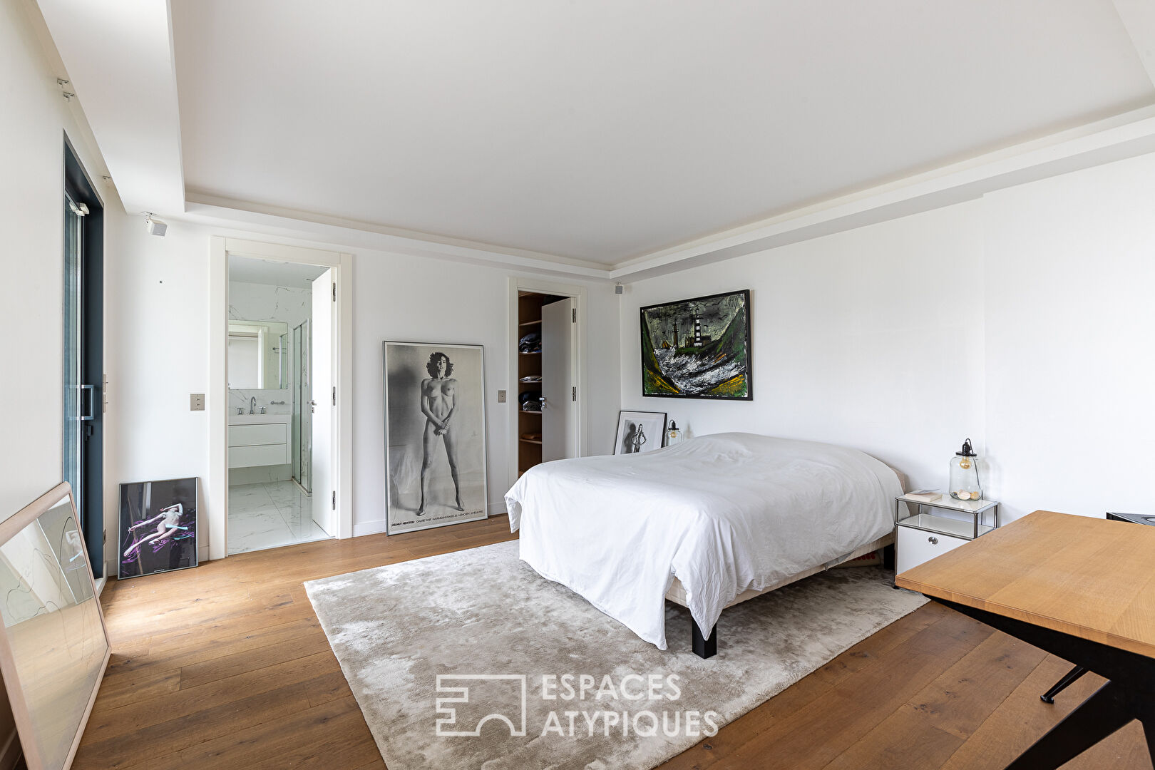 Contemporary with swimming pool in the heart of La Varenne