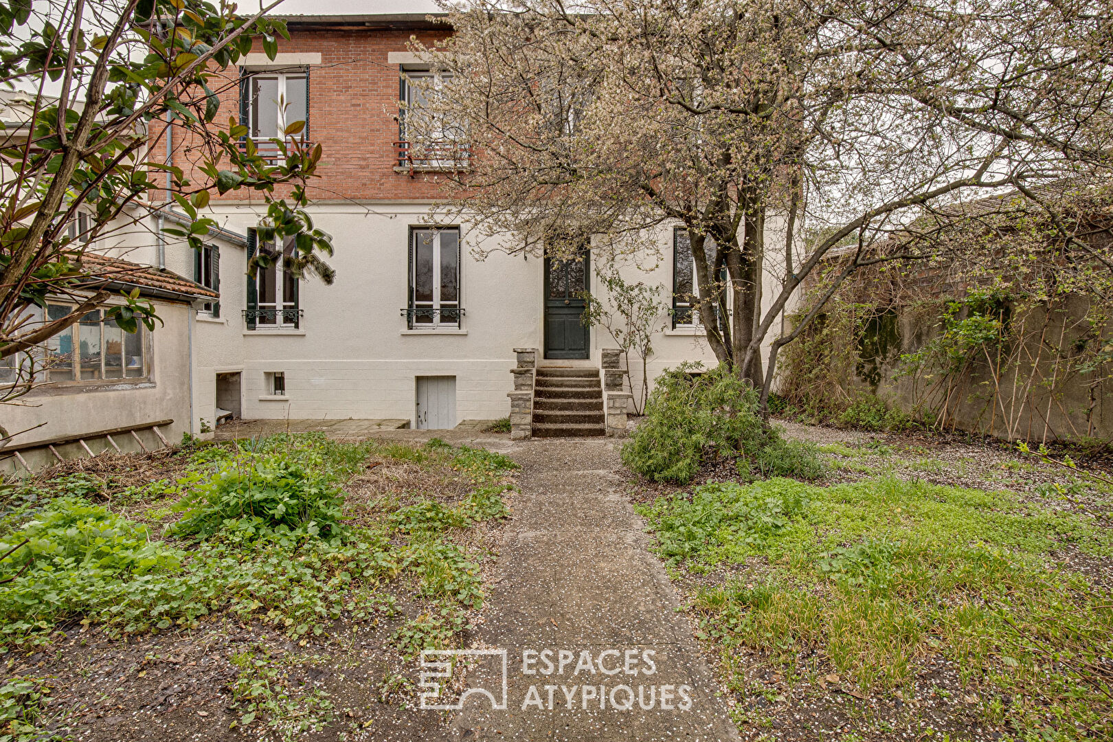 Maison de ville et son jardin bucolique
