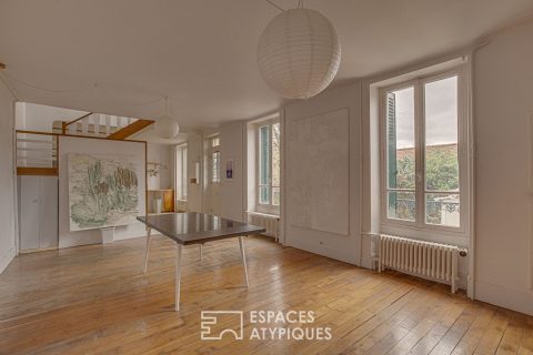 Maison de ville et son jardin bucolique